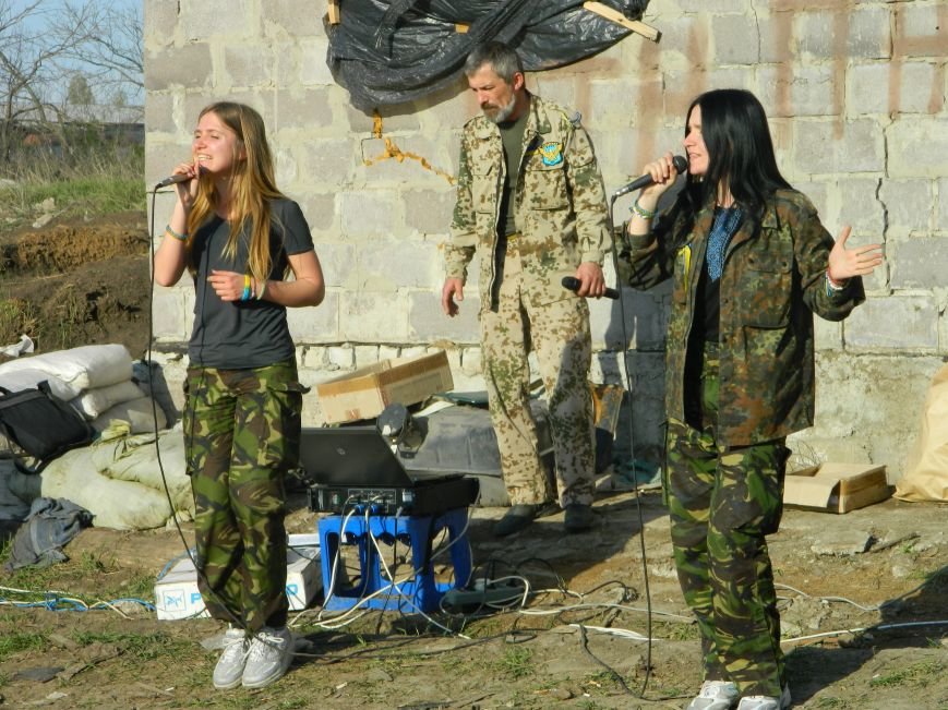 Колесо жизни: луганчане, бежавшие от войны в Житомир, приехали не передовую под Мариуполь с концертами (ФОТО) (фото) - фото 1