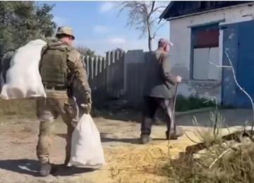 Жителям деокупованих сіл Луганщини привезли хліб та встановили звʼязок з близькими, - ВІДЕО