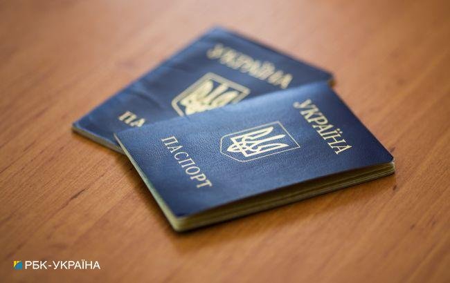 Кабмін продовжив термін дії внутрішніх паспортів та посвідок на проживання