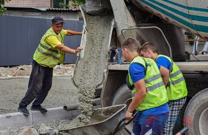 На Луганщині місцеві жителі скаржаться на зупинку показових ремонтів від окупантів