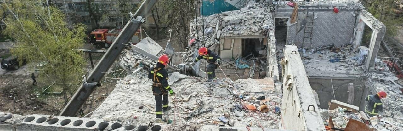 З-під завалів будинку у Слов'янську вилучили ще одне тіло: кількість загиблих від обстрілу 14 квітня зросла до 12, - ФОТО
