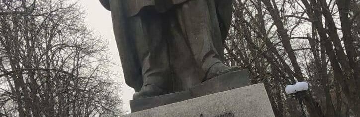 В окупованому Луганську на пам’ятник Шевченку почепили табличку «російський поет», - ФОТО