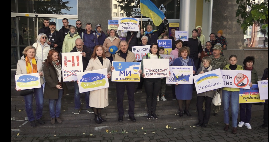 Переселенці з Донбасу провели акцію протесту проти проведення псевдореферендумів на окупованих територіях, - ВІДЕО