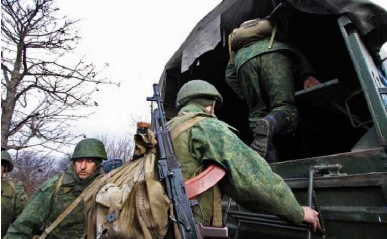 У Макіївці окупанти роздають чоловікам повістки у черзі по воду 