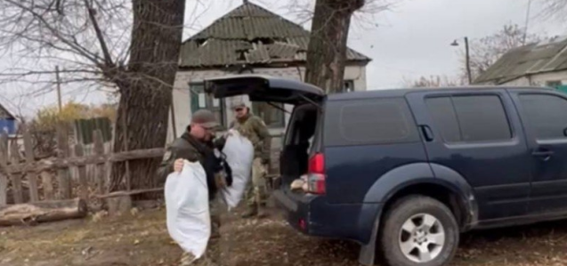 Поліцейські Луганщини доставили жителям деокупованих сіл найнеобхідніше, - ВІДЕО