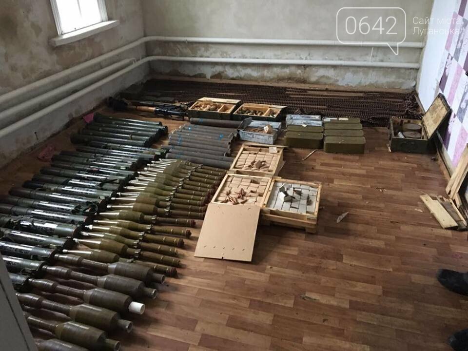В Луганской области в частном доме нашли огромный арсенал о..., фото-1 В Луганской области в частном доме нашли огромный арсенал оружия и боеприпасов (ФОТО), фото-1