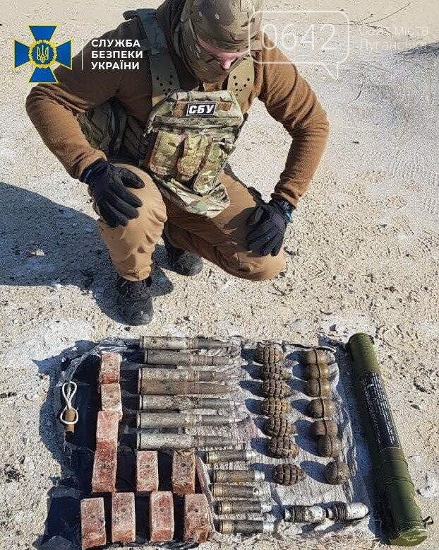 В Луганской области нашли два тайника со взрывчаткой и гранатами, - ФОТО, фото-1