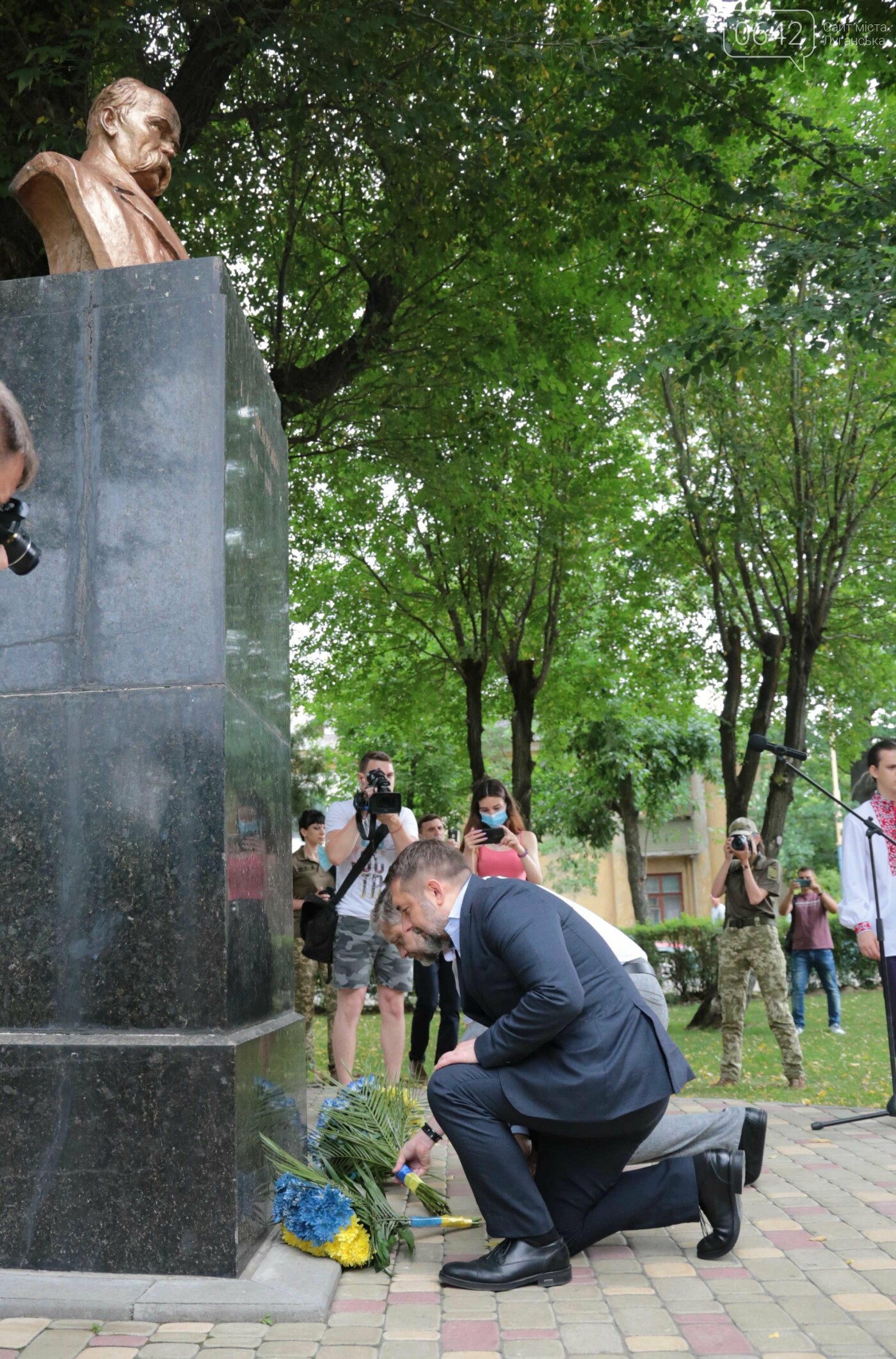На Луганщине чиновники и Почетный консул Литовской Республики возложили цветы к памятникам Тараса Шевченко и Ивана Франко, - ФОТО, фото-1