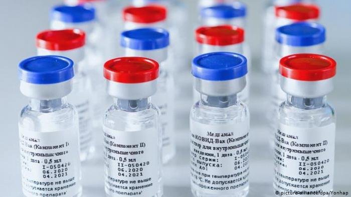 Кабмин запретил применение российских вакцин от коронавируса на территории Украины