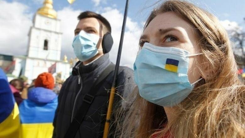 Кабмин обязал носить маски на улицах в 
