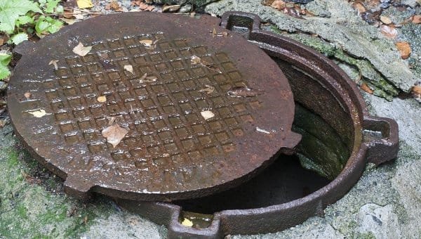 На Луганщине в канализационной яме обнаружили двух погибших