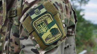 На Донбассе украинский защитник получил осколочное ранение. Оккупанты четырежды нарушили перемирие 
