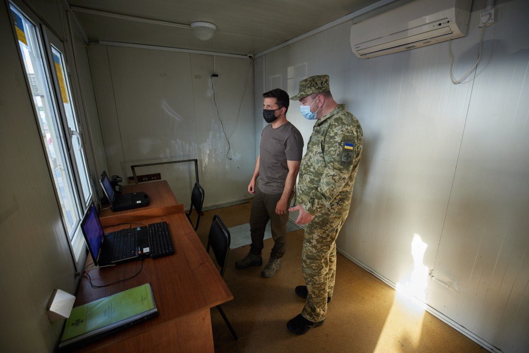 Зеленский посетил КПВВ «Майорское» и передовую ВСУ на Донба..., фото-2 Зеленский посетил КПВВ «Майорское» и передовую ВСУ на Донбассе, - ФОТО, фото-2