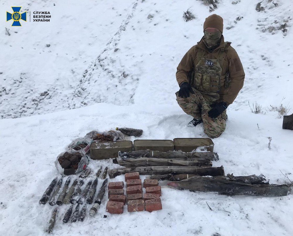 В Луганской области нашли тайник со снарядами и четырьмя ты..., фото-1 В Луганской области нашли тайник со снарядами и четырьмя тысячами патронов, - ФОТО, фото-1