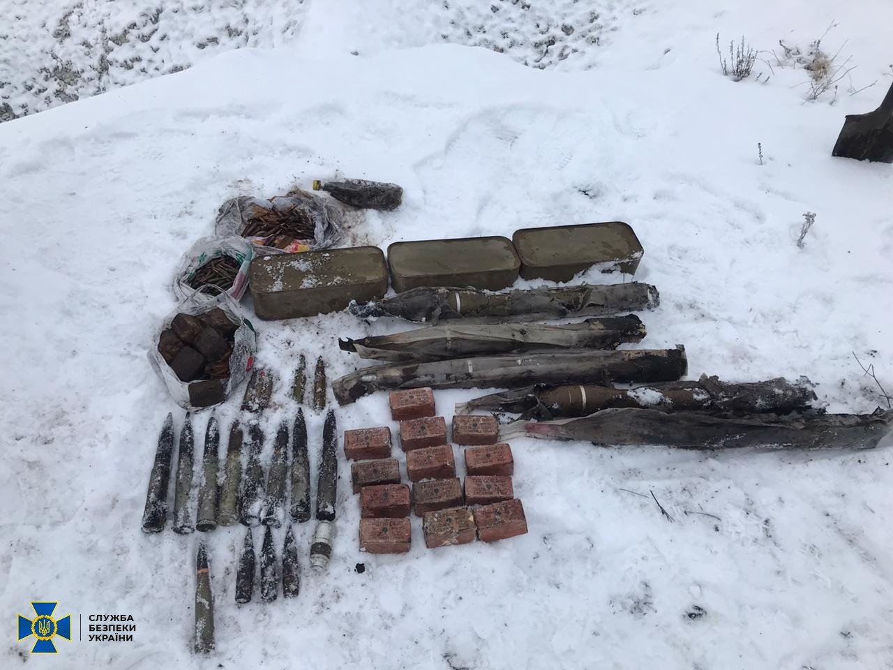В Луганской области нашли тайник со снарядами и четырьмя ты..., фото-2 В Луганской области нашли тайник со снарядами и четырьмя тысячами патронов, - ФОТО, фото-2