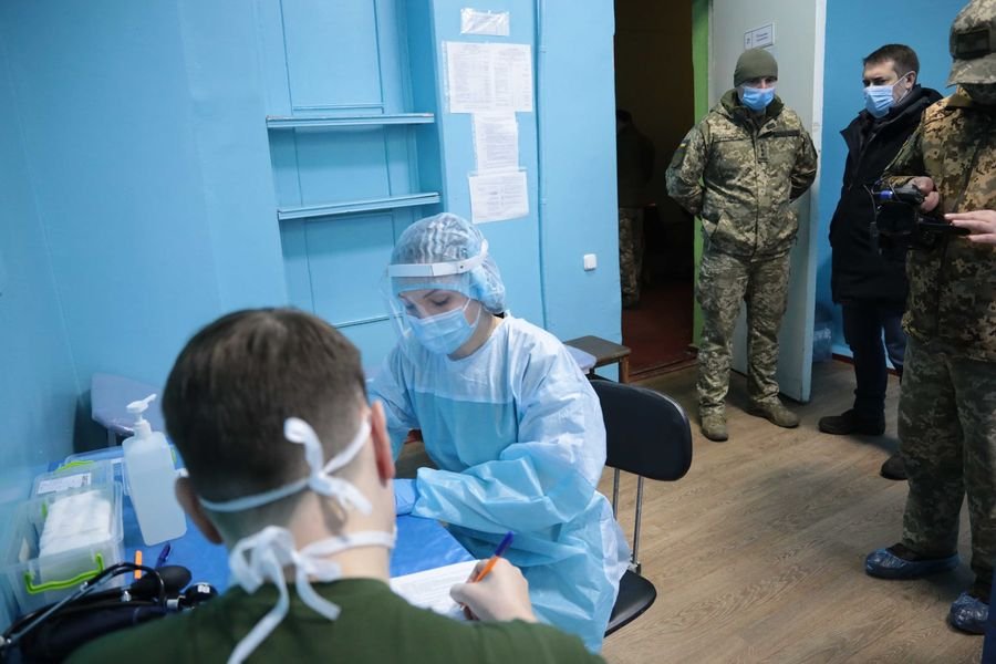 В Луганской области началась вакцинация от коронавируса военных сил ООС, - ФОТО, фото-4