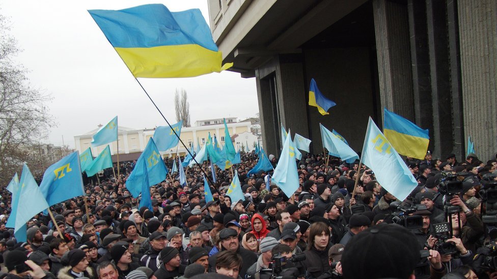 Проукраинский митинг в Симферополе 26 февраля 2014 года Проукраинский митинг в Симферополе 26 февраля 2014 года, AFP