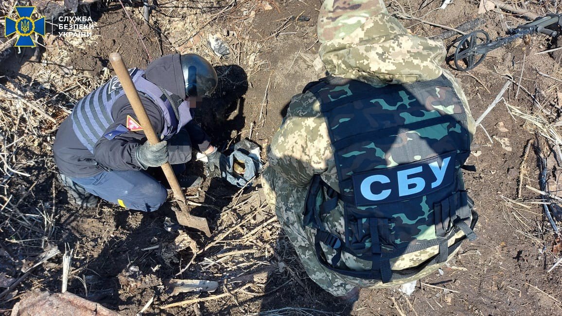 В Луганской области нашли три тайника боевиков с вооружением для систем «Смерч», взрывчаткой и минами, - ФОТО, фото-1