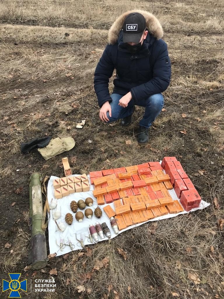 В Луганской области нашли три тайника боевиков с вооружением для систем «Смерч», взрывчаткой и минами, - ФОТО, фото-4