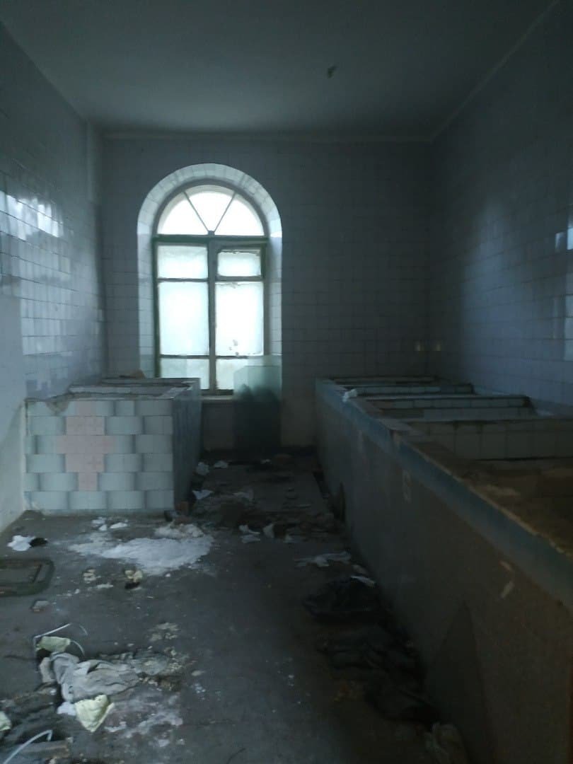 В оккупированном Алчевске за копейки продают разграбленное историческое здание больницы, - ФОТО, фото-6