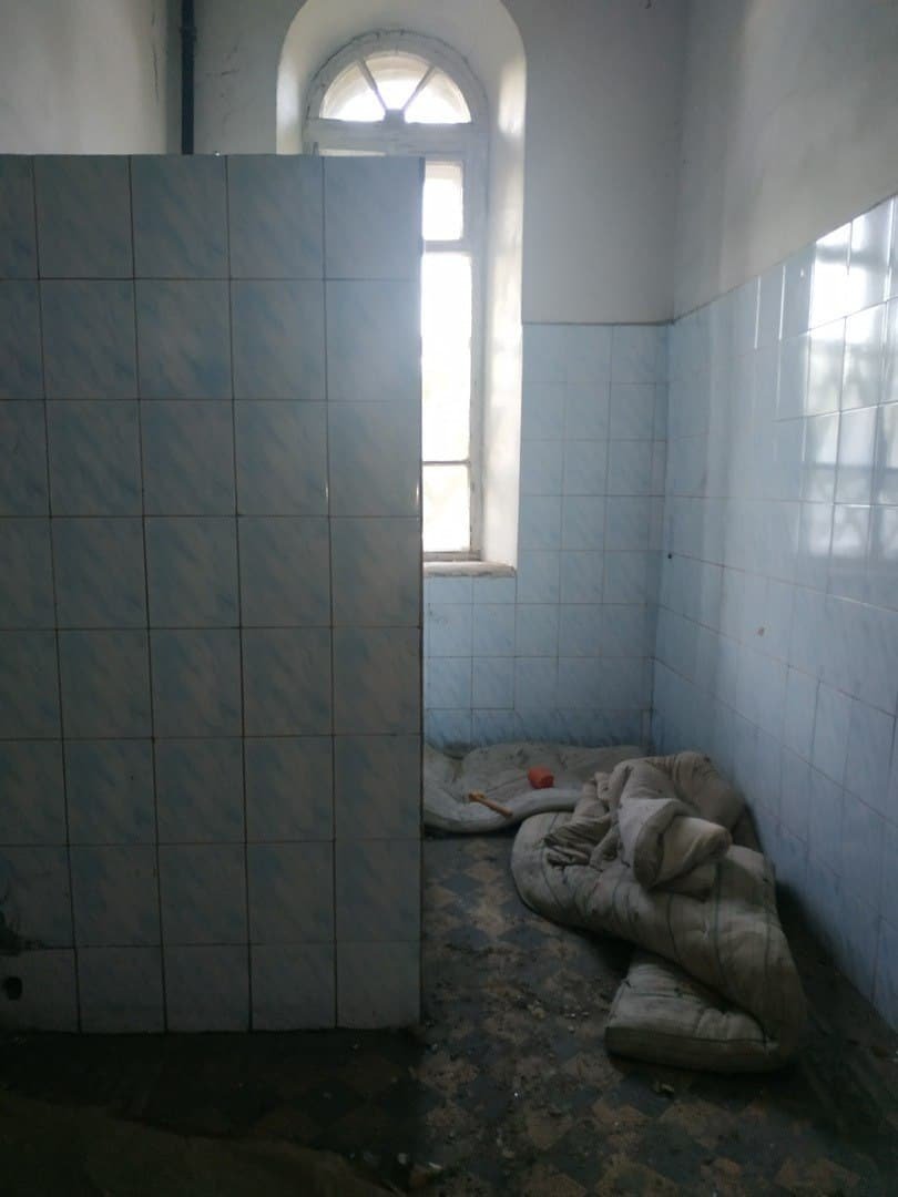 В оккупированном Алчевске за копейки продают разграбленное историческое здание больницы, - ФОТО, фото-5
