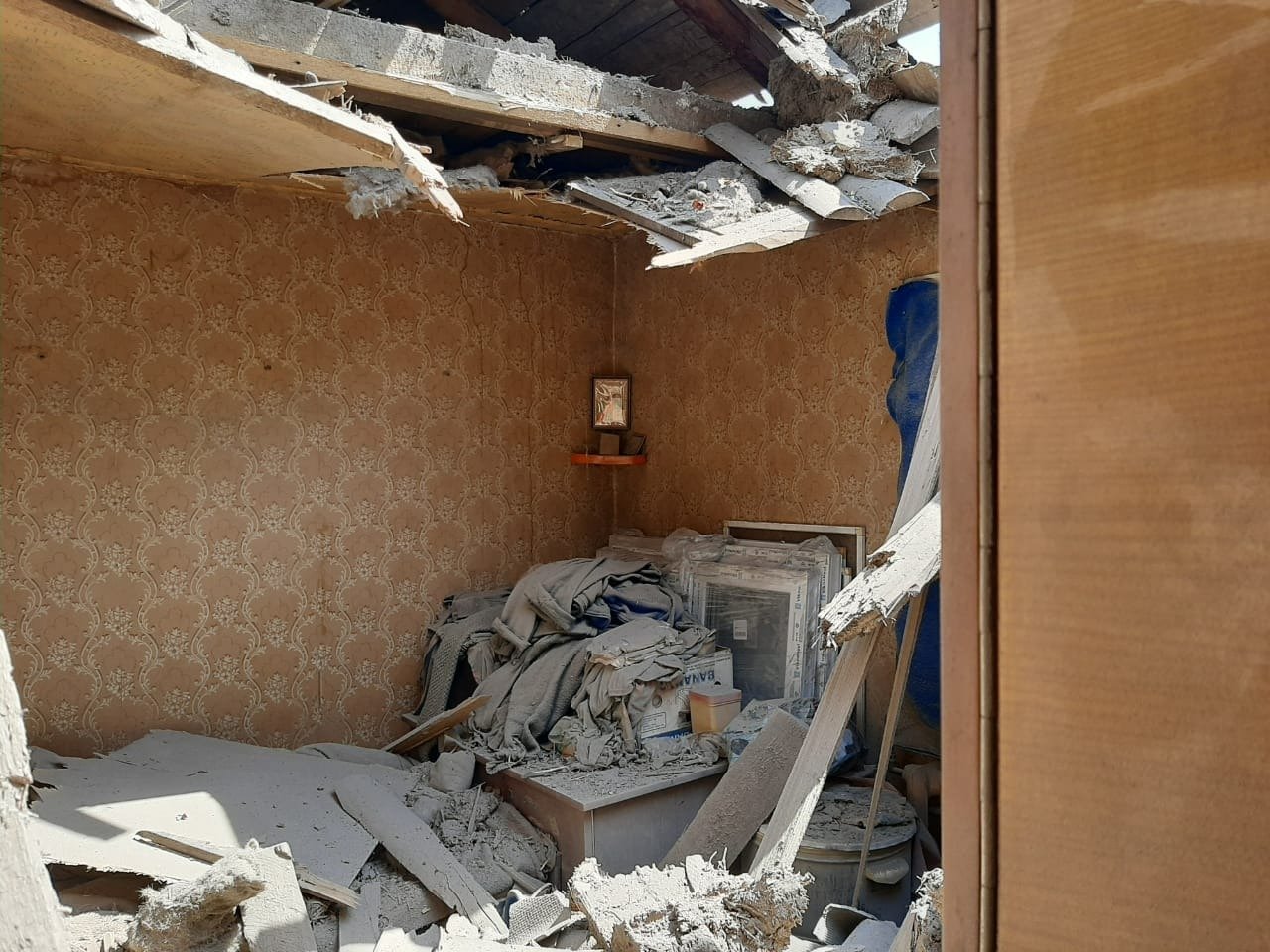 Российские оккупанты обстреляли Пески: мины попала в крышу частного дома и разурушила гостиную, - ФОТО, фото-2