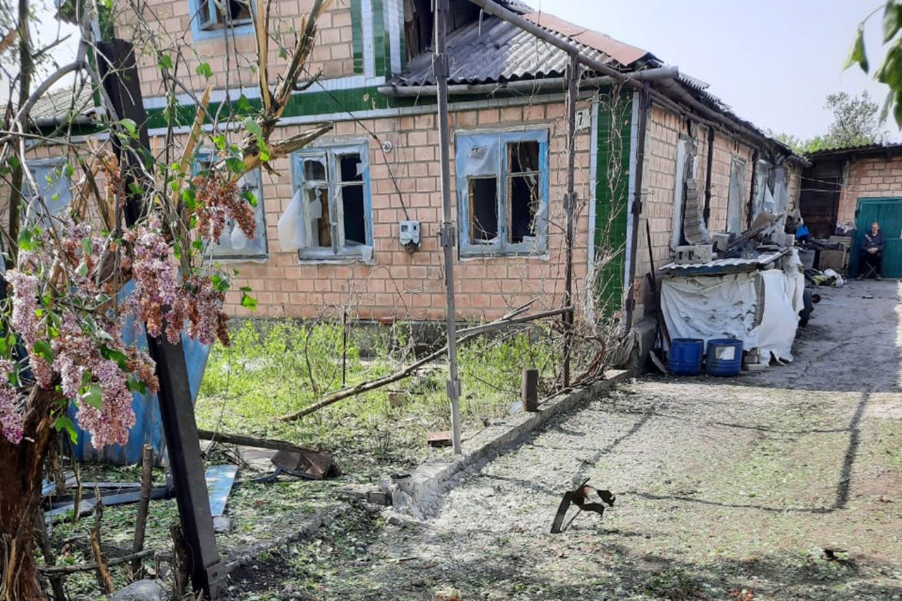 Российские оккупанты обстреляли Пески: мины попала в крышу частного дома и разурушила гостиную, - ФОТО, фото-1