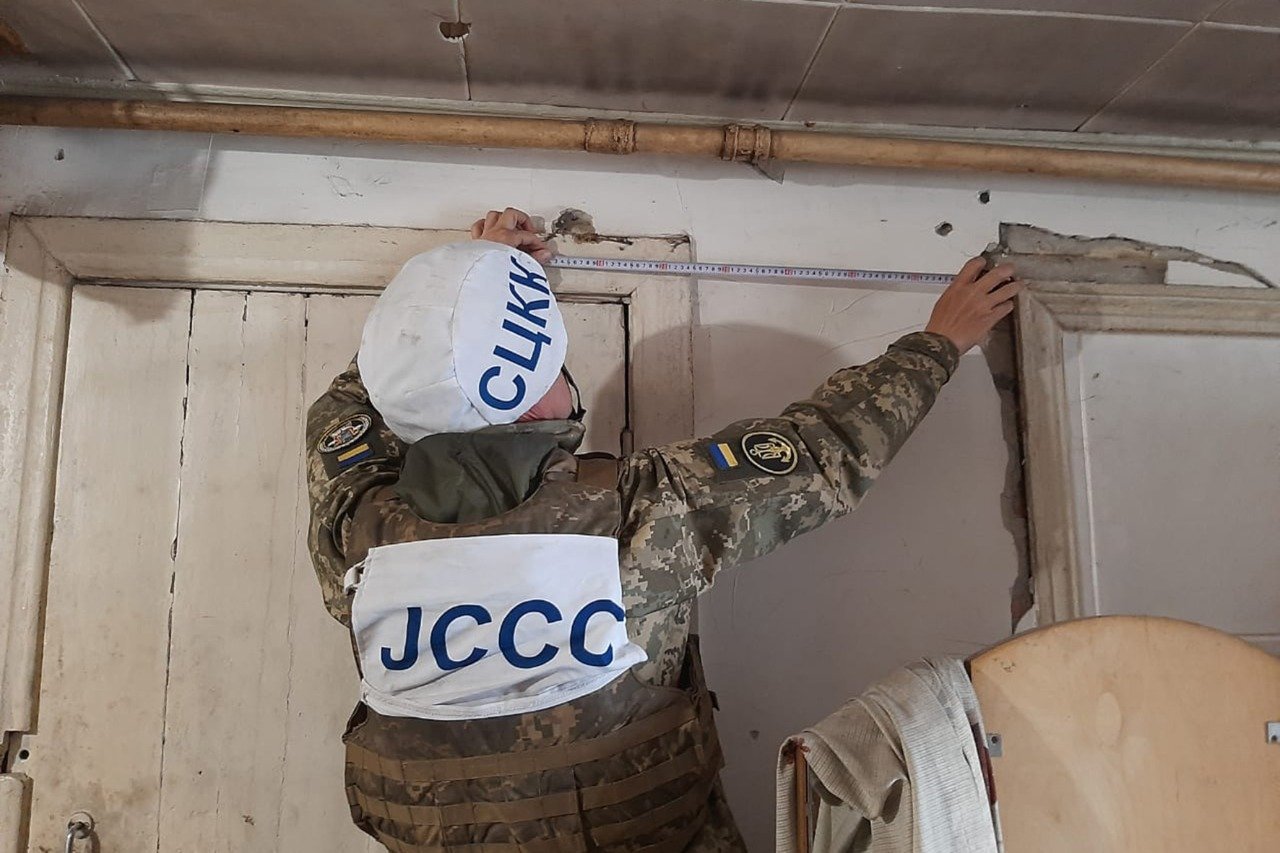 Российские оккупанты обстреляли Пески: мины попала в крышу частного дома и разурушила гостиную, - ФОТО, фото-7