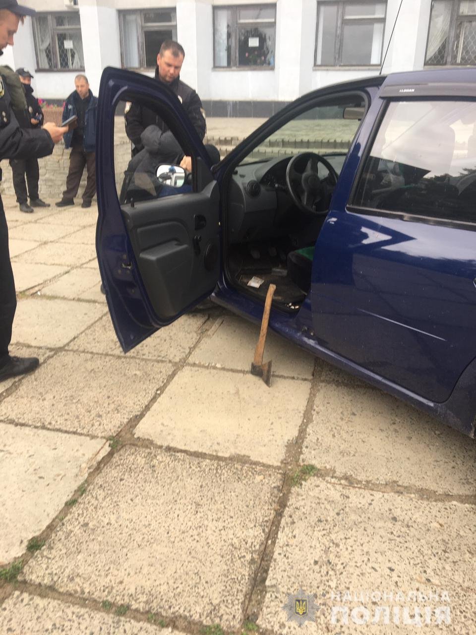 В Рубежном водитель совершил наезд на одного полицейского и угрожал топором другому, - ФОТО