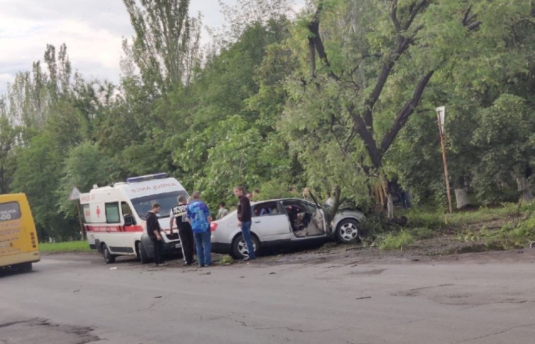 В оккупированных Ровеньках Audi врезалась в дерево, - ФОТО