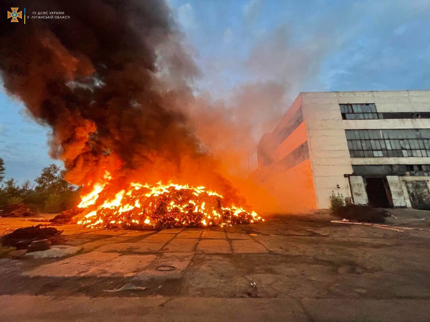 На Луганщине тушат крупный пожар на территории предприятия, - ФОТО