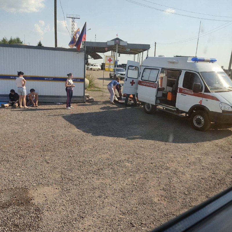 «Дети сидят на щебне, мужчину увезла скорая, воды нет»: жители ОРДО жалуются на пропуск на КПП оккупантов, - ФОТО, фото-2