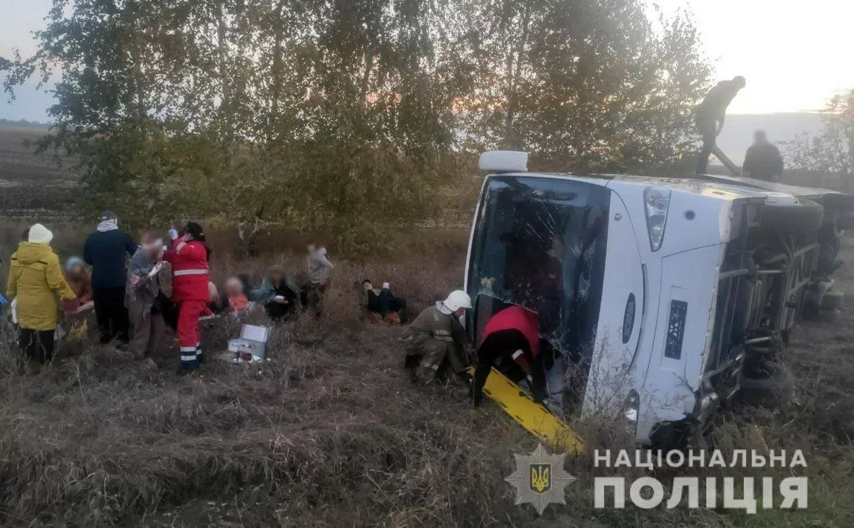 На трассе Киев – Харьков перевернулся автобус с Луганщины: десять травмированных, - ФОТО
