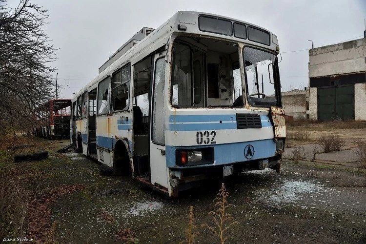 «Русский мир освободил от пережитка»: в оккупированном Антраците уничтожили троллейбусное сообщение, - ФОТО