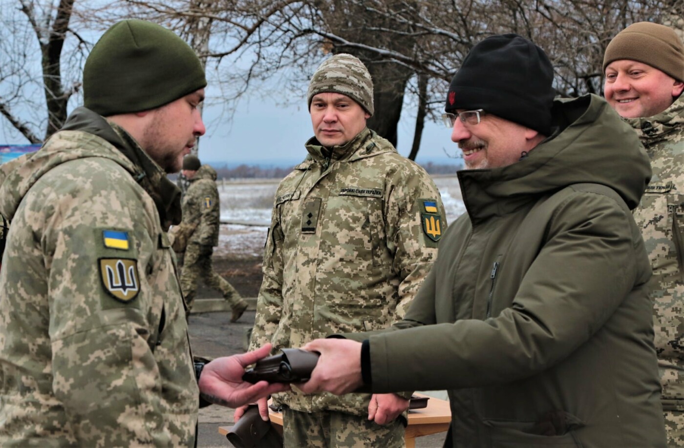 Резников и Залужный наградили военных ВСУ в зоне ООС, - ФОТО