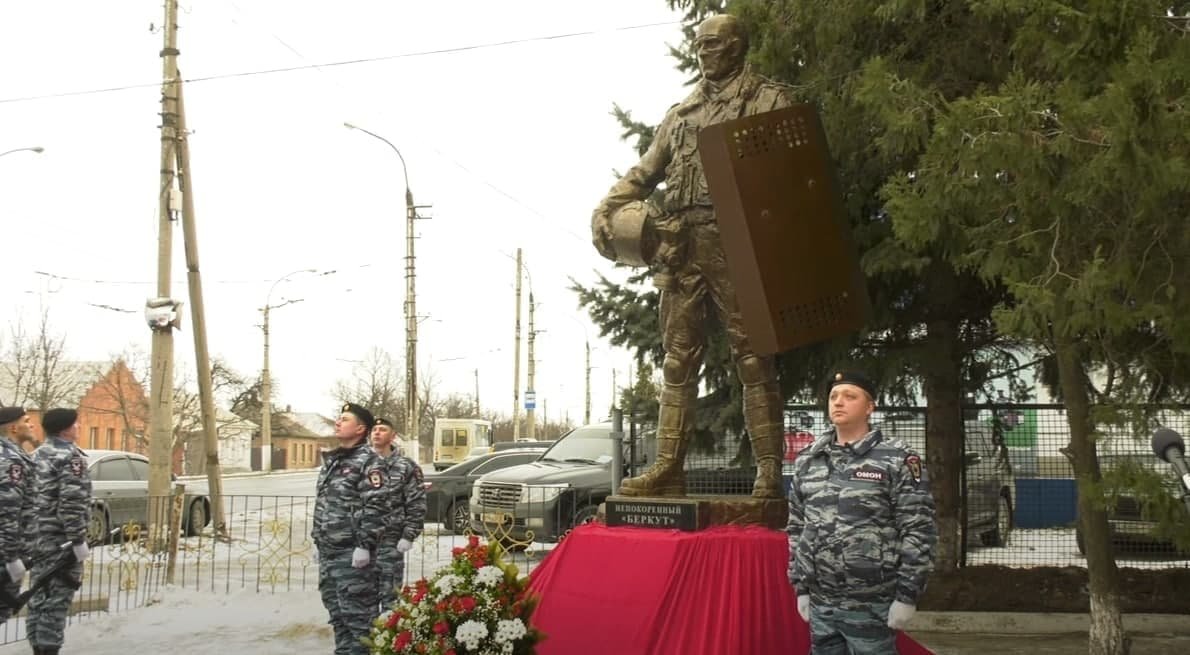 В оккупированном Луганске установили памятник в честь «Беркута», - ФОТОФАКТ