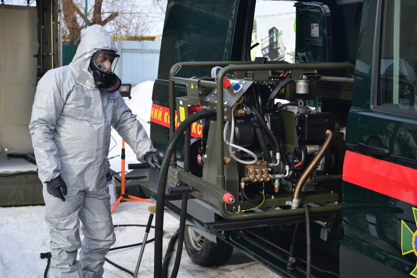 Украинские военные учатся обнаруживать радиацию, биологическое и химическое оружие, - ФОТО