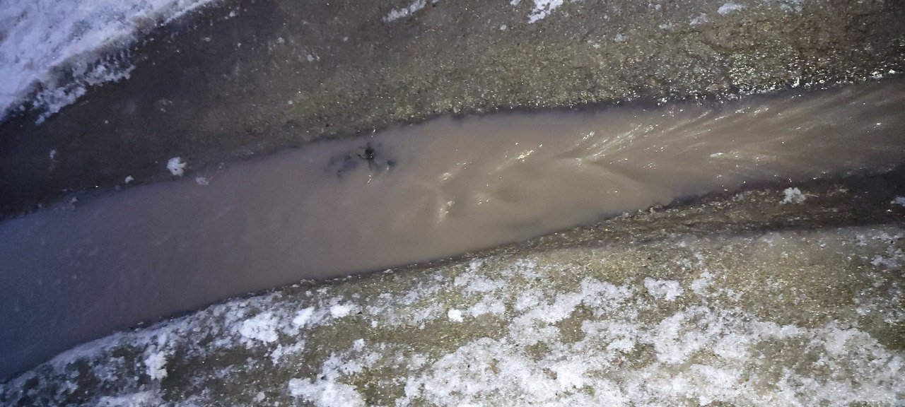 «Водный день»: в Ровеньках вода заливает улицы, в домах жителей воды нет, - ФОТО