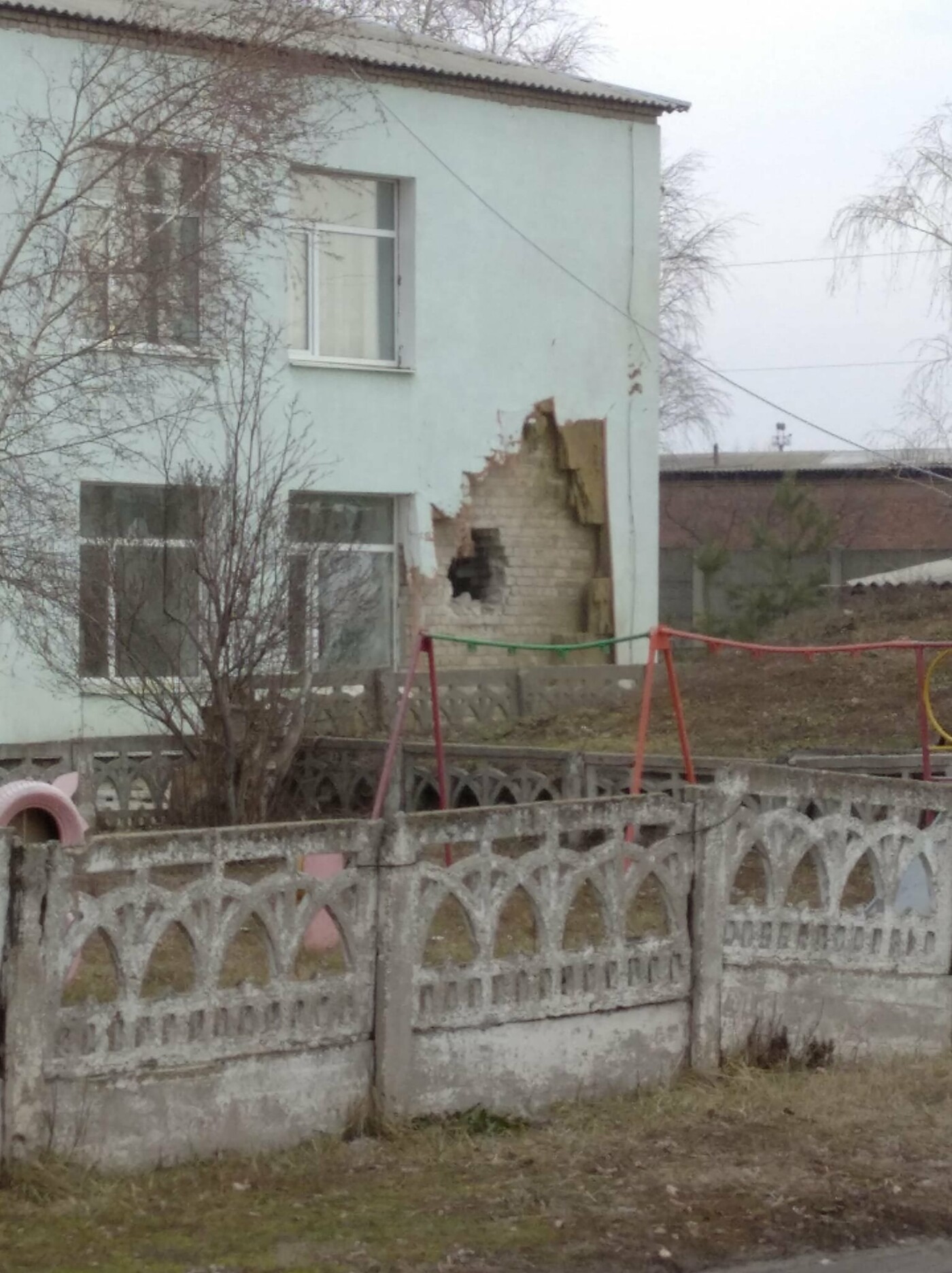 Оккупанты обстреляли Станицу Луганскую: снаряд попал в детсад, неспокойно по всей линии фронта, - ФОТО