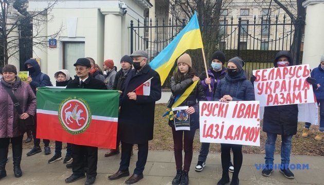 В Варшаве под посольством России протестовали против агрессивной политики Путина
