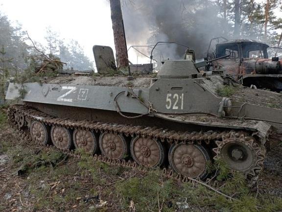 На Луганщині українські прикордонники знищили чергову колону бронетехніки російських загарбників, - ФОТО