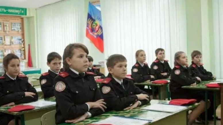 На окупованій Луганщині хлопців у школах навчатимуть “захисту вітчизни”, а дівчат - як лікувати в польових шпиталях