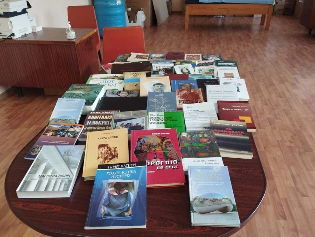 Гуманітарні хаби Луганщини отримали дві тисячи українських книжок, - ФОТО, фото-3