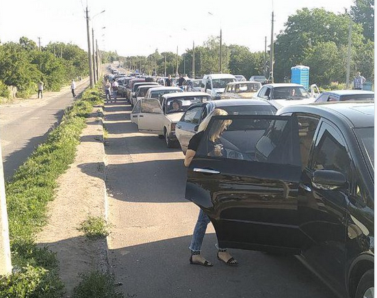 Боевики на блокпостах ОРДЛО заставляют часами ждать своей очереди ж... Боевики на блокпостах ОРДЛО заставляют часами ждать своей очереди жителей Донбасса