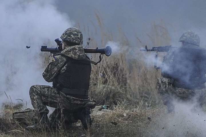 Российские оккупанты обстреляли позиции сил ООС на Донбассе: ранены... Российские оккупанты обстреляли позиции сил ООС на Донбассе: ранены два воина ВСУ, Роман Кальмиусский