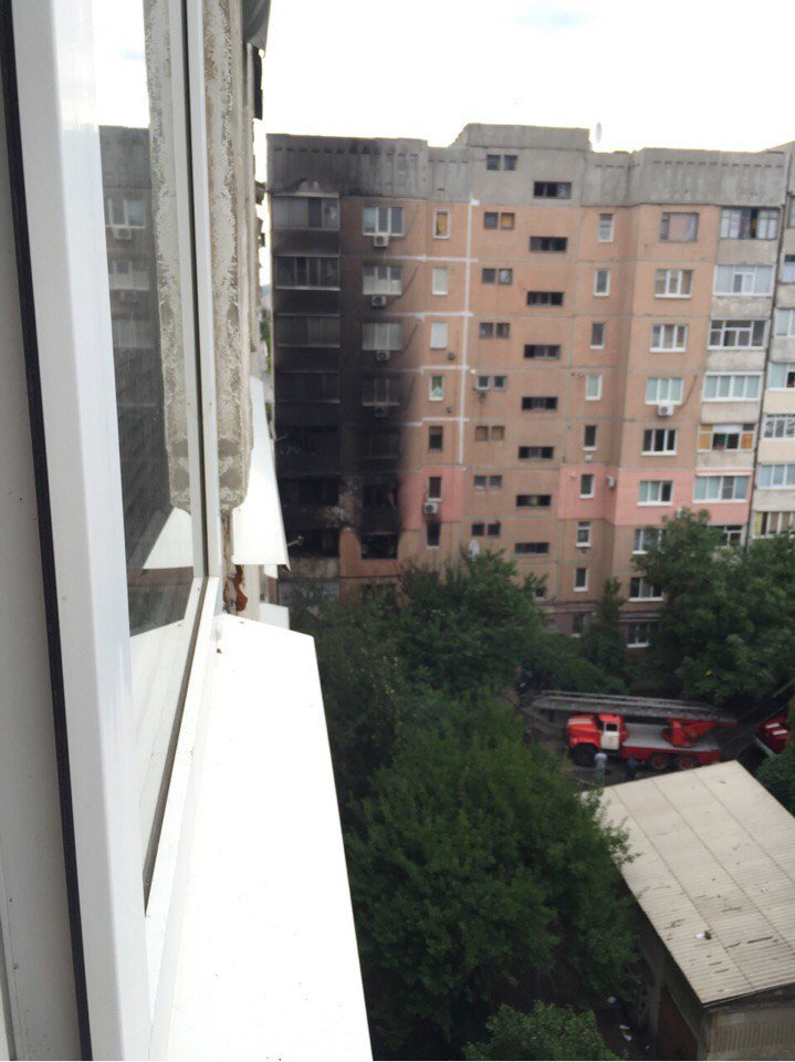 В Луганске из-за пожара выгорел весь подъезд девятиэтажки (фото) - фото 1