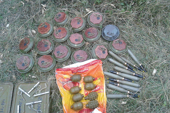 В бетонной трубе в Луганской области изъяли мины и гранаты (ФОТО) (фото) - фото 2